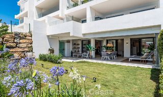 Gelijkvloers, modern appartement met ruime privétuin en deels zeezicht aan de golfbaan te koop in Estepona 789794 