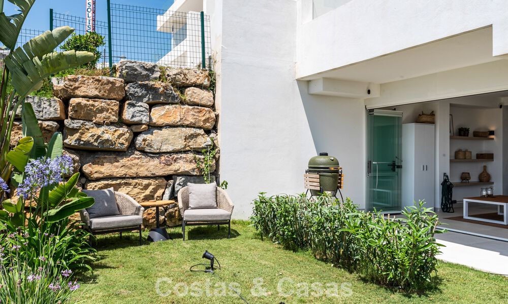 Gelijkvloers, modern appartement met ruime privétuin en deels zeezicht aan de golfbaan te koop in Estepona 789795
