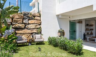 Gelijkvloers, modern appartement met ruime privétuin en deels zeezicht aan de golfbaan te koop in Estepona 789795 
