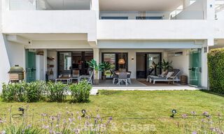 Gelijkvloers, modern appartement met ruime privétuin en deels zeezicht aan de golfbaan te koop in Estepona 789796 
