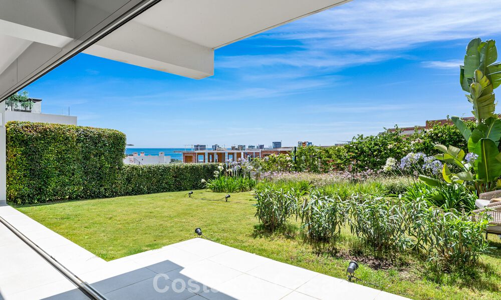 Gelijkvloers, modern appartement met ruime privétuin en deels zeezicht aan de golfbaan te koop in Estepona 789797