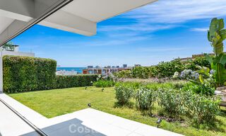 Gelijkvloers, modern appartement met ruime privétuin en deels zeezicht aan de golfbaan te koop in Estepona 789797 