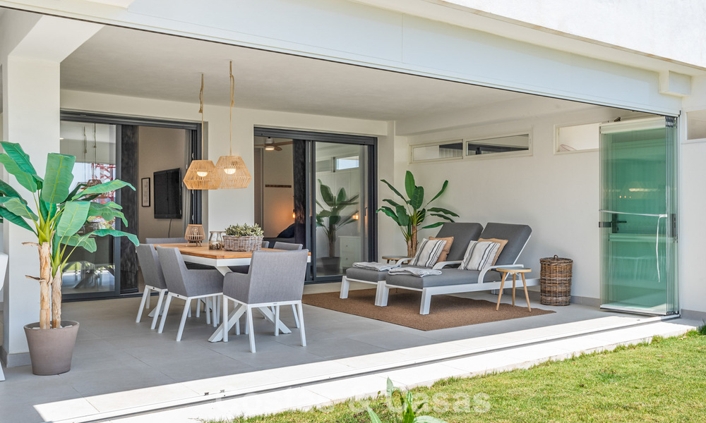 Gelijkvloers, modern appartement met ruime privétuin en deels zeezicht aan de golfbaan te koop in Estepona 789798