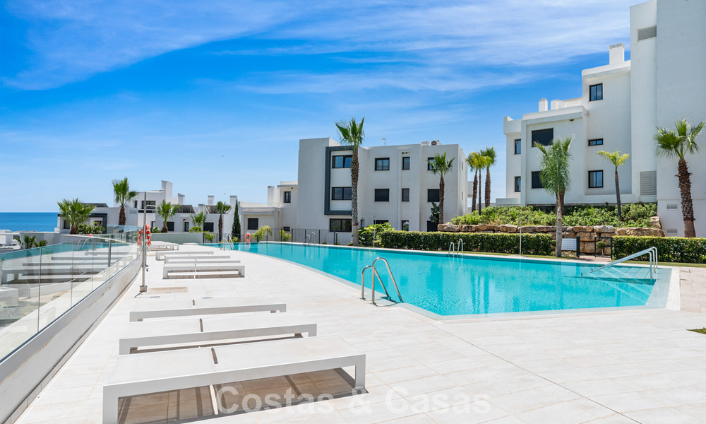 Gelijkvloers, modern appartement met ruime privétuin en deels zeezicht aan de golfbaan te koop in Estepona 789799