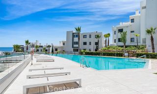 Gelijkvloers, modern appartement met ruime privétuin en deels zeezicht aan de golfbaan te koop in Estepona 789799 