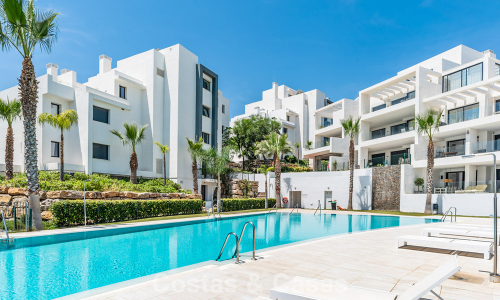 Gelijkvloers, modern appartement met ruime privétuin en deels zeezicht aan de golfbaan te koop in Estepona 789800