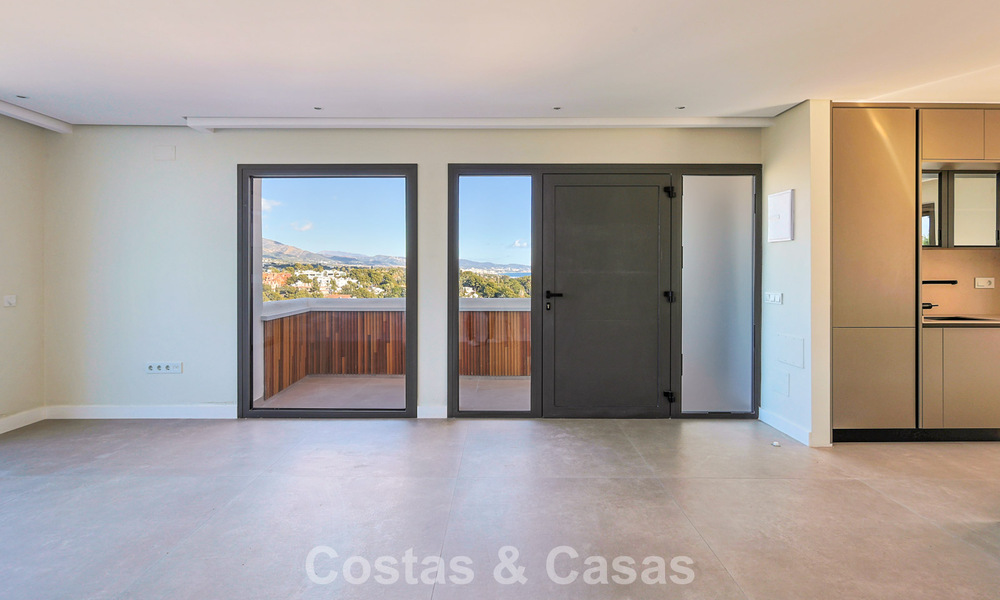Luxueus gerenoveerd penthouse met berg- en zeezicht te koop in een gated complex in Nueva Andalucia, Marbella 789741