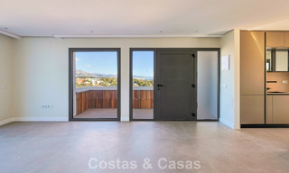 Luxueus gerenoveerd penthouse met berg- en zeezicht te koop in een gated complex in Nueva Andalucia, Marbella 789741 