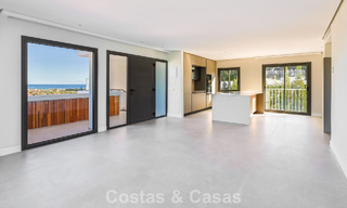 Luxueus gerenoveerd penthouse met berg- en zeezicht te koop in een gated complex in Nueva Andalucia, Marbella 789742