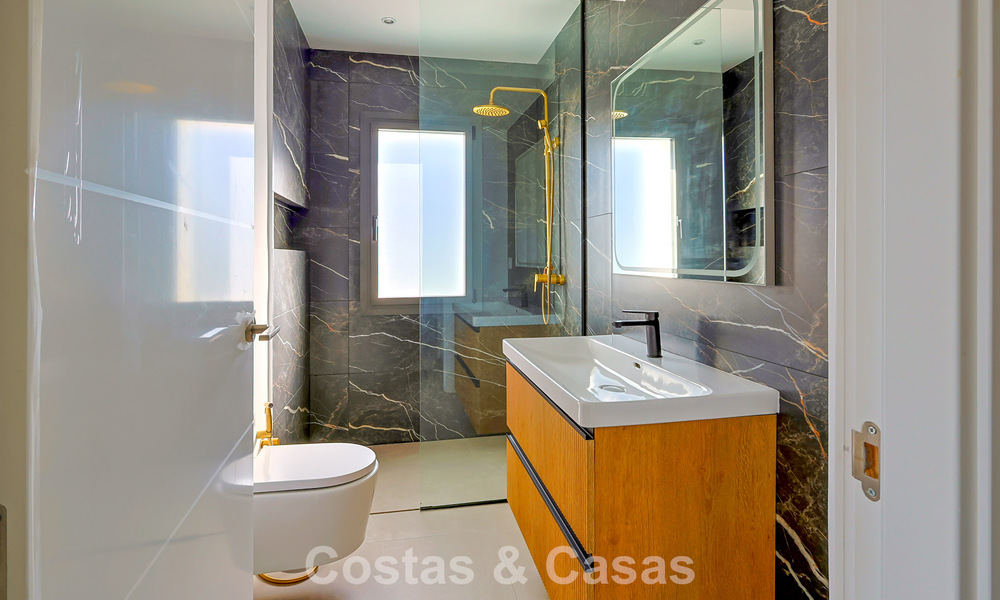 Luxueus gerenoveerd penthouse met berg- en zeezicht te koop in een gated complex in Nueva Andalucia, Marbella 789745