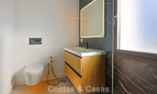 Luxueus gerenoveerd penthouse met berg- en zeezicht te koop in een gated complex in Nueva Andalucia, Marbella 789746 