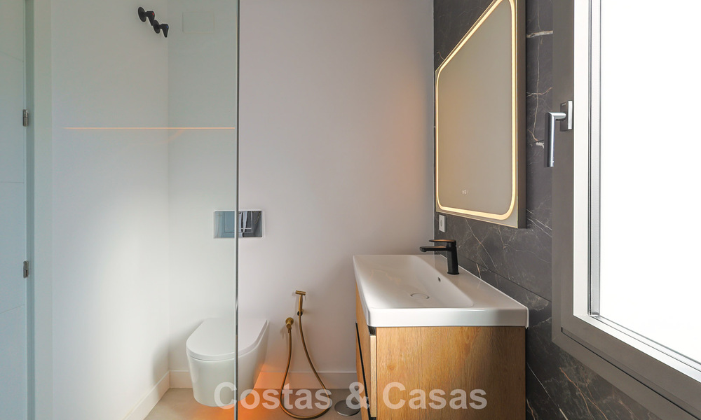 Luxueus gerenoveerd penthouse met berg- en zeezicht te koop in een gated complex in Nueva Andalucia, Marbella 789747