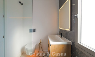 Luxueus gerenoveerd penthouse met berg- en zeezicht te koop in een gated complex in Nueva Andalucia, Marbella 789747 