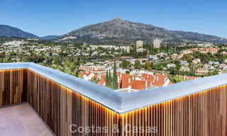 Luxueus gerenoveerd penthouse met berg- en zeezicht te koop in een gated complex in Nueva Andalucia, Marbella 789755 