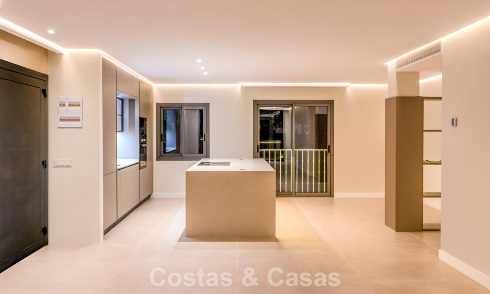 Luxueus gerenoveerd penthouse met berg- en zeezicht te koop in een gated complex in Nueva Andalucia, Marbella 789758