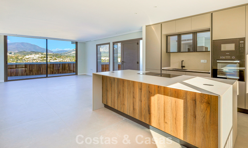 Luxueus gerenoveerd penthouse met berg- en zeezicht te koop in een gated complex in Nueva Andalucia, Marbella 789759