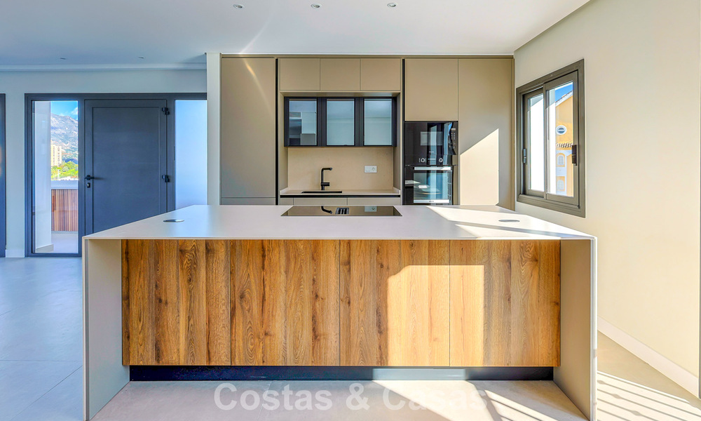 Luxueus gerenoveerd penthouse met berg- en zeezicht te koop in een gated complex in Nueva Andalucia, Marbella 789760