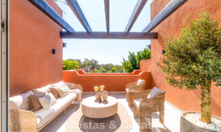 Duplex penthouse in Andalusische bouwstijl met een eigentijds interieur te koop in Nueva Andalucia, Marbella 789809 