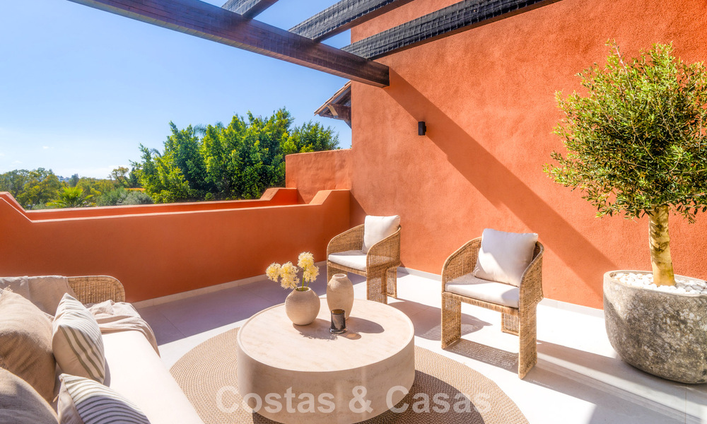 Duplex penthouse in Andalusische bouwstijl met een eigentijds interieur te koop in Nueva Andalucia, Marbella 789810