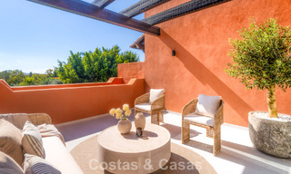 Duplex penthouse in Andalusische bouwstijl met een eigentijds interieur te koop in Nueva Andalucia, Marbella 789810 