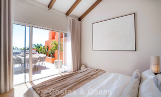 Duplex penthouse in Andalusische bouwstijl met een eigentijds interieur te koop in Nueva Andalucia, Marbella 789814 