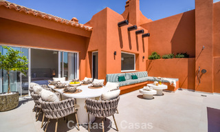 Duplex penthouse in Andalusische bouwstijl met een eigentijds interieur te koop in Nueva Andalucia, Marbella 789824 