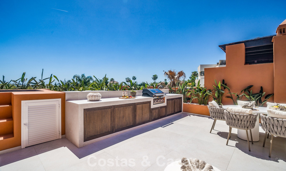Duplex penthouse in Andalusische bouwstijl met een eigentijds interieur te koop in Nueva Andalucia, Marbella 789825