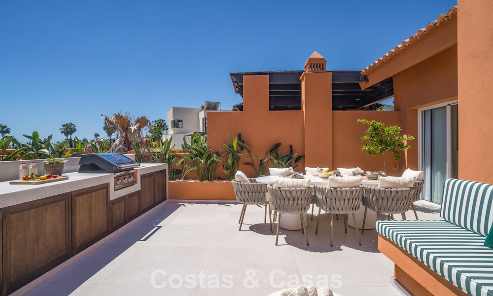 Duplex penthouse in Andalusische bouwstijl met een eigentijds interieur te koop in Nueva Andalucia, Marbella 789827