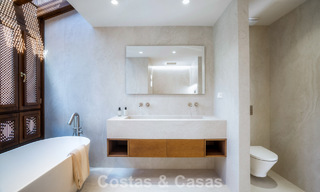 Duplex penthouse in Andalusische bouwstijl met een eigentijds interieur te koop in Nueva Andalucia, Marbella 789830 