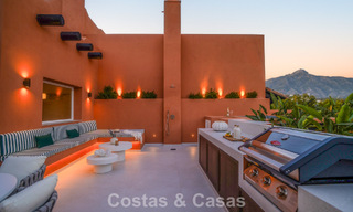 Duplex penthouse in Andalusische bouwstijl met een eigentijds interieur te koop in Nueva Andalucia, Marbella 789840 