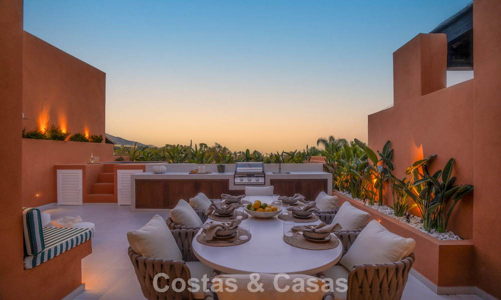Duplex penthouse in Andalusische bouwstijl met een eigentijds interieur te koop in Nueva Andalucia, Marbella 789842