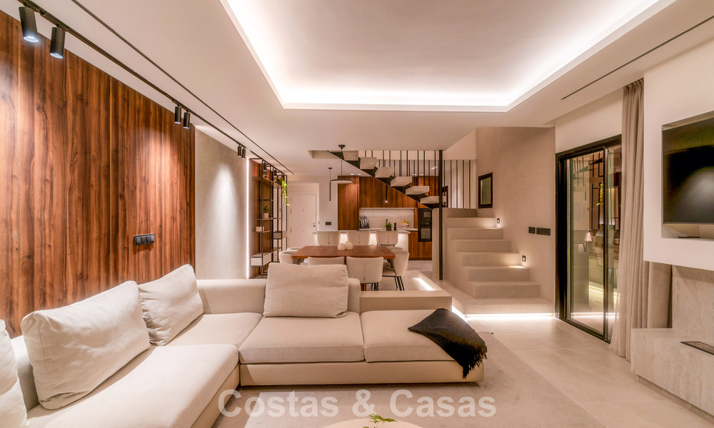 Modern gerenoveerd duplex penthouse met zeezicht te koop op wandelafstand van Puerto Banus, Marbella 789131