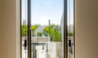 Modern gerenoveerd duplex penthouse met zeezicht te koop op wandelafstand van Puerto Banus, Marbella 789135 