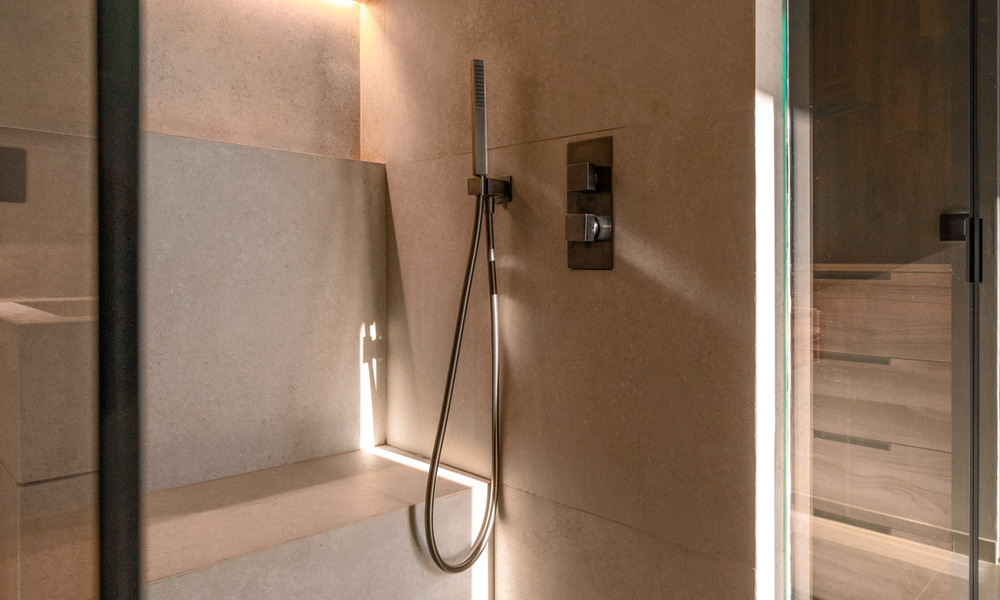 Modern gerenoveerd duplex penthouse met zeezicht te koop op wandelafstand van Puerto Banus, Marbella 789150