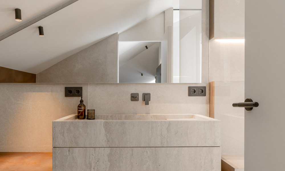 Modern gerenoveerd duplex penthouse met zeezicht te koop op wandelafstand van Puerto Banus, Marbella 789152