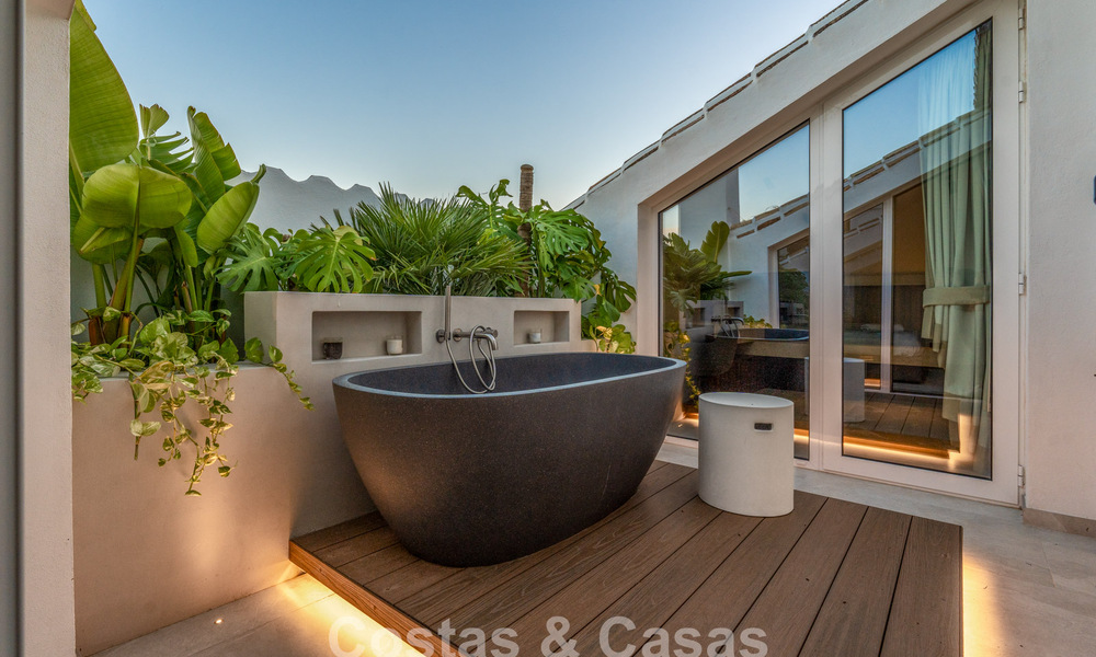 Modern gerenoveerd duplex penthouse met zeezicht te koop op wandelafstand van Puerto Banus, Marbella 789158