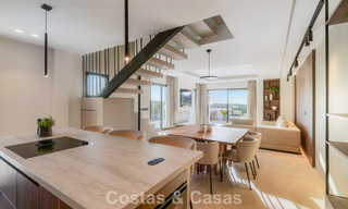 Modern gerenoveerd duplex penthouse met zeezicht te koop op wandelafstand van Puerto Banus, Marbella 789163 