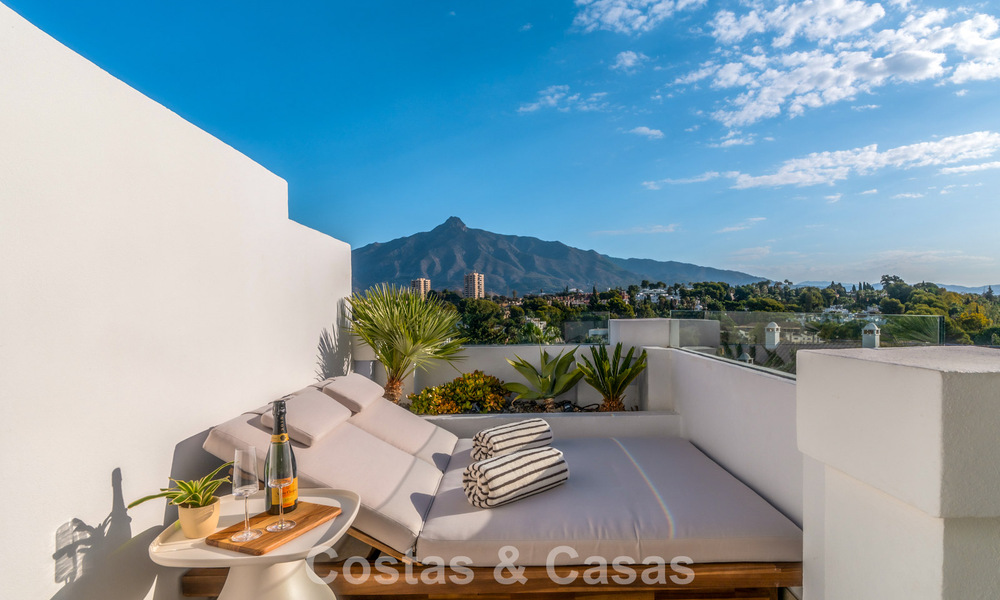 Modern gerenoveerd duplex penthouse met zeezicht te koop op wandelafstand van Puerto Banus, Marbella 789166