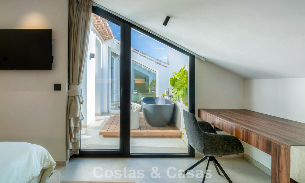 Modern gerenoveerd duplex penthouse met zeezicht te koop op wandelafstand van Puerto Banus, Marbella 789167