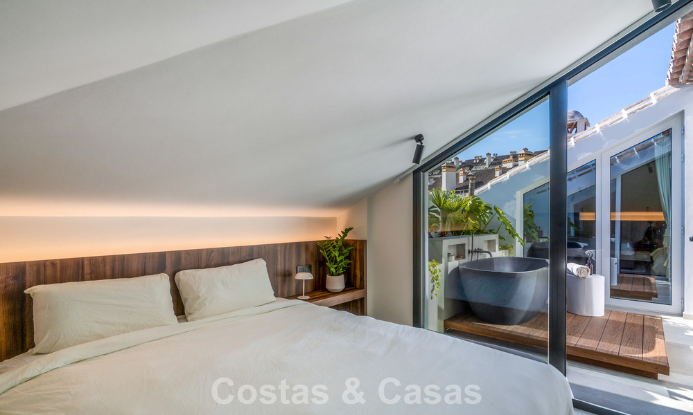 Modern gerenoveerd duplex penthouse met zeezicht te koop op wandelafstand van Puerto Banus, Marbella 789168