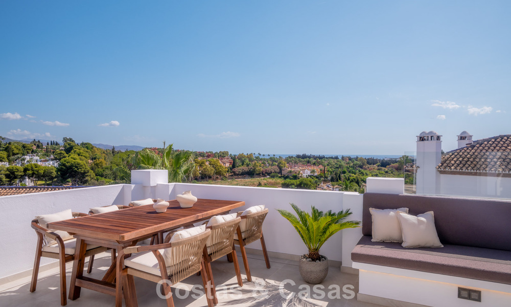 Modern gerenoveerd duplex penthouse met zeezicht te koop op wandelafstand van Puerto Banus, Marbella 789170