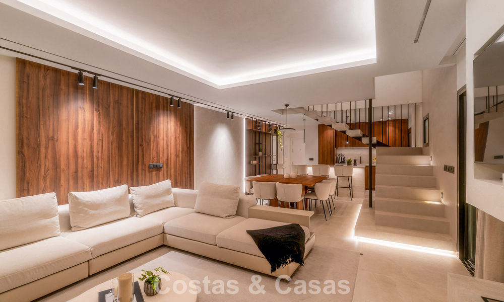 Modern gerenoveerd duplex penthouse met zeezicht te koop op wandelafstand van Puerto Banus, Marbella 789177