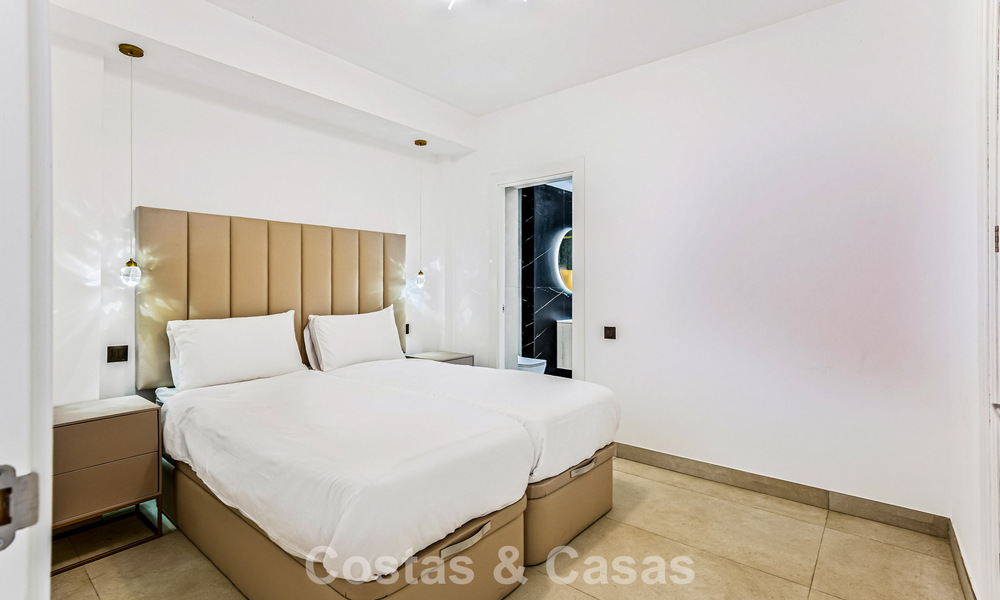 Gerenoveerd luxe appartement te koop op een steenworp van het strand en het centrum van Puerto Banus, Marbella 789028