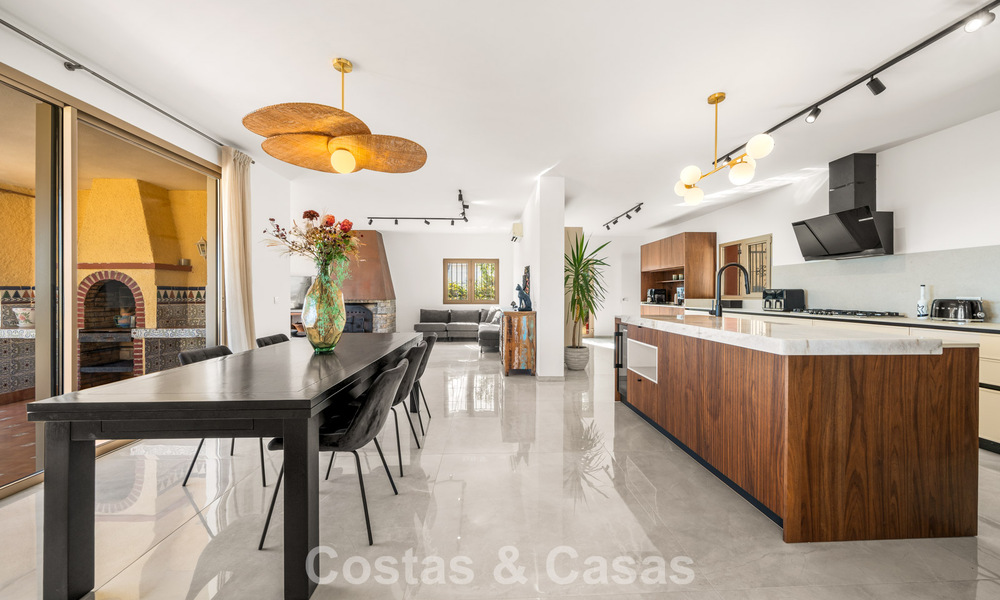 Authentieke Mediterrane villa met een modern interieur en magnifiek zeezicht te koop in Estepona West 788980