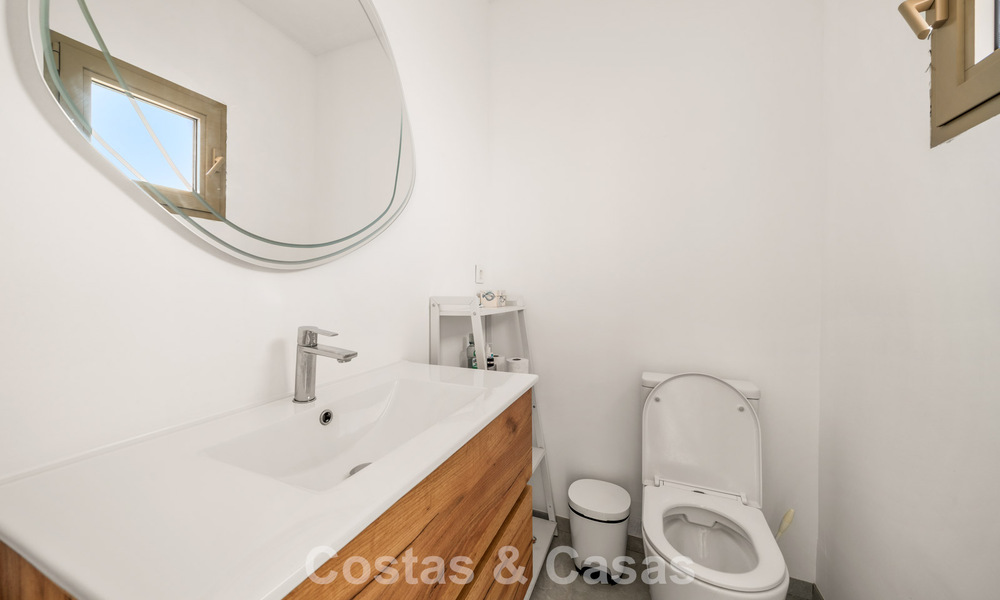 Authentieke Mediterrane villa met een modern interieur en magnifiek zeezicht te koop in Estepona West 788982