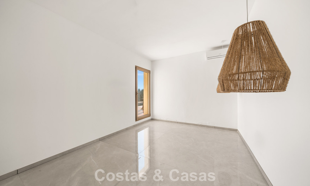 Authentieke Mediterrane villa met een modern interieur en magnifiek zeezicht te koop in Estepona West 789000