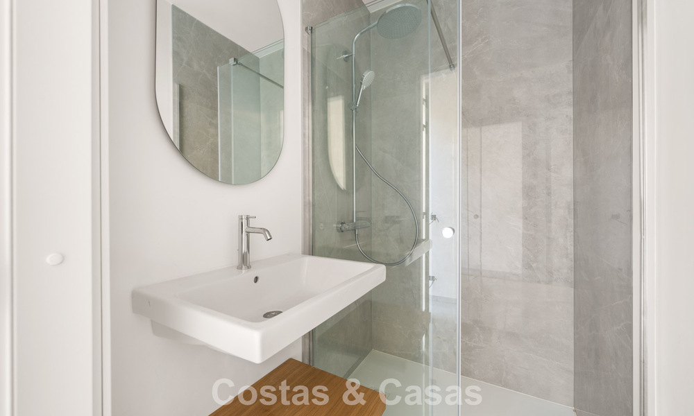 Authentieke Mediterrane villa met een modern interieur en magnifiek zeezicht te koop in Estepona West 789002