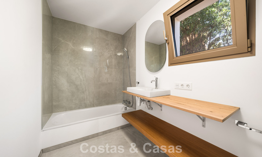 Authentieke Mediterrane villa met een modern interieur en magnifiek zeezicht te koop in Estepona West 789003