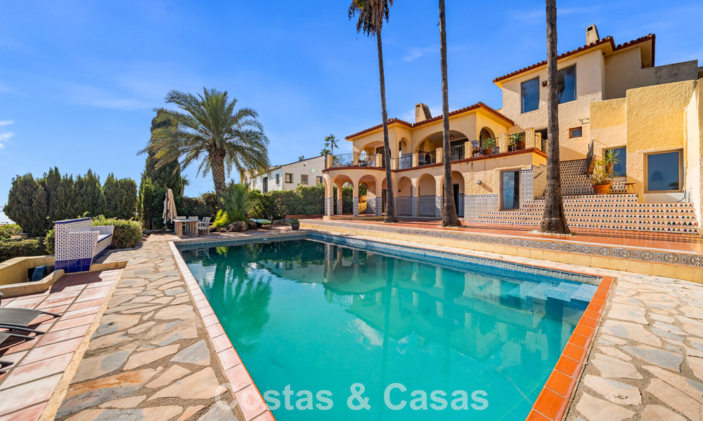 Authentieke Mediterrane villa met een modern interieur en magnifiek zeezicht te koop in Estepona West 789007