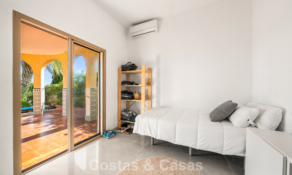 Authentieke Mediterrane villa met een modern interieur en magnifiek zeezicht te koop in Estepona West 789012